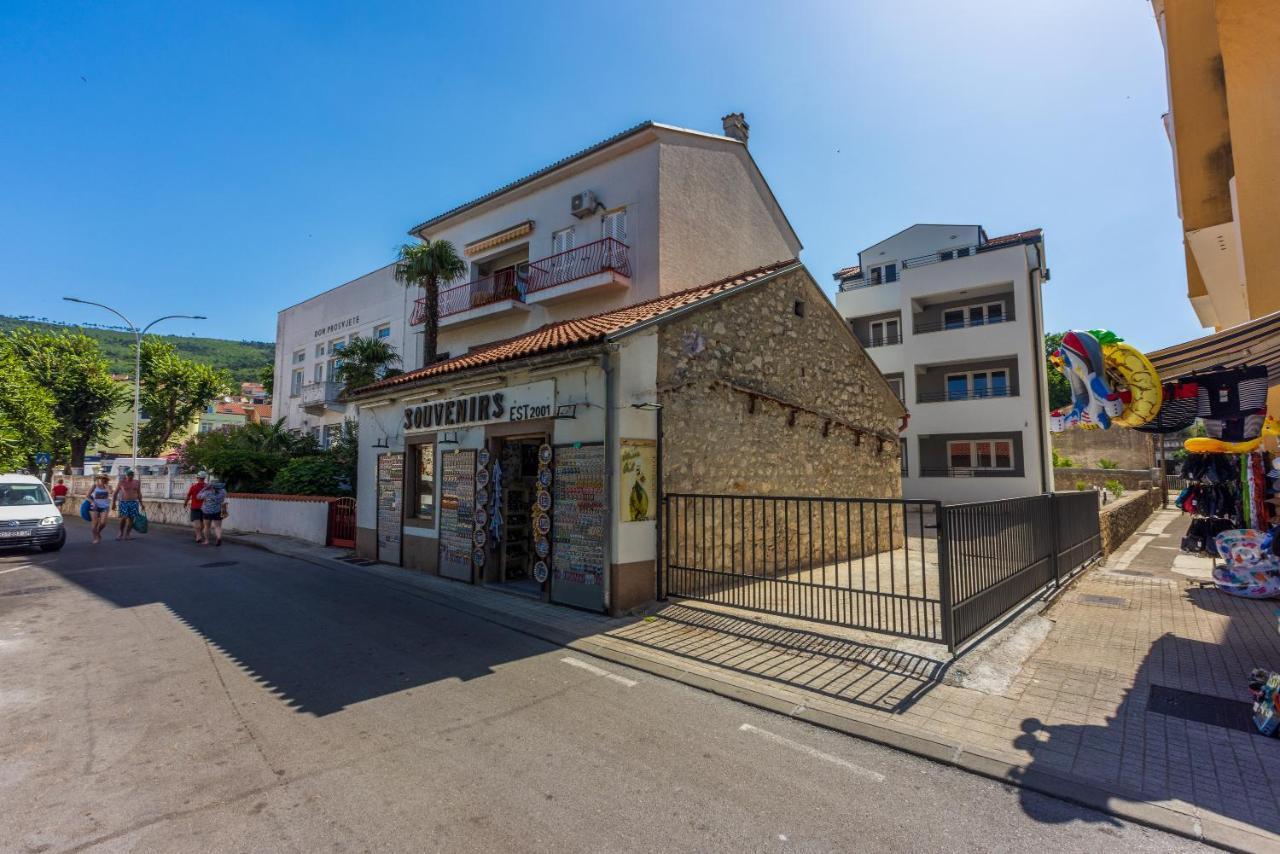 Luxury Apartments Lovorka 1 & 2**** Selce Exterior foto